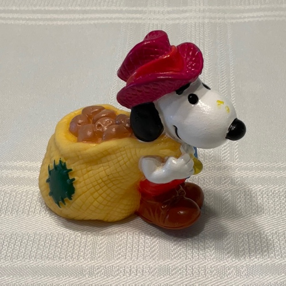 Peanuts Snoopy Pulling a bag of Potatoes Vintage 1966 Rubber